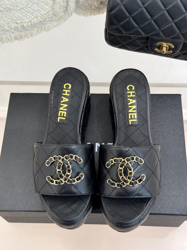 2025 Slippers Chanel Black Leather Slip-On Chain CC Logo