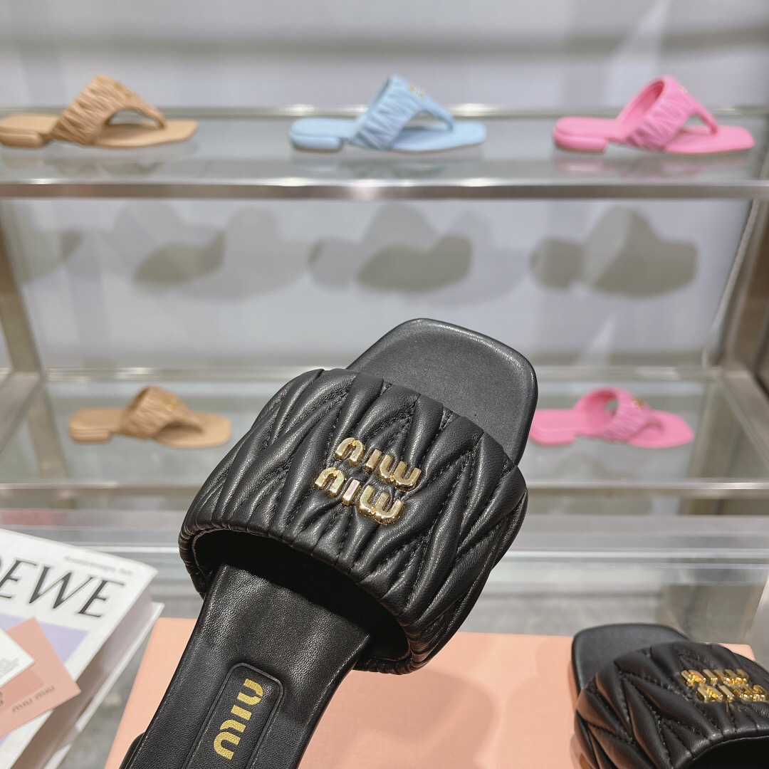 2025 Miumiu Black Leather Slippers KFY00240